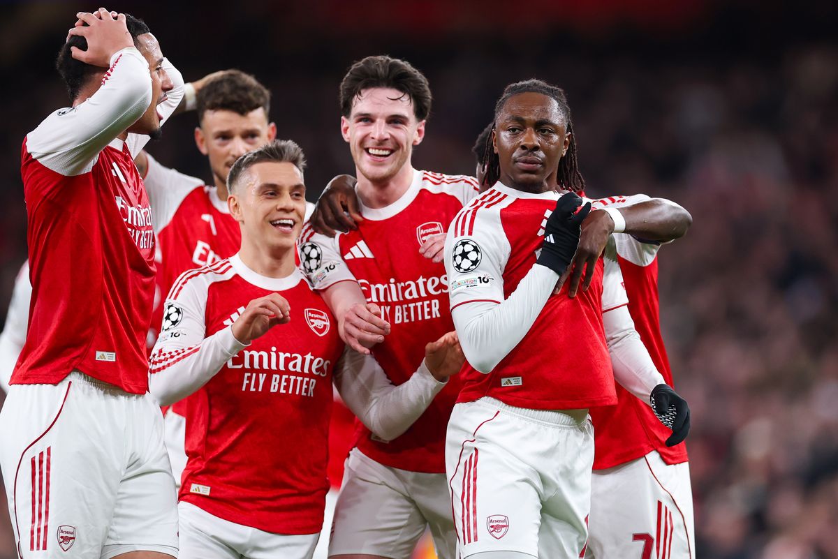 Arsenal players celebrate Eberechi Eze's goal
