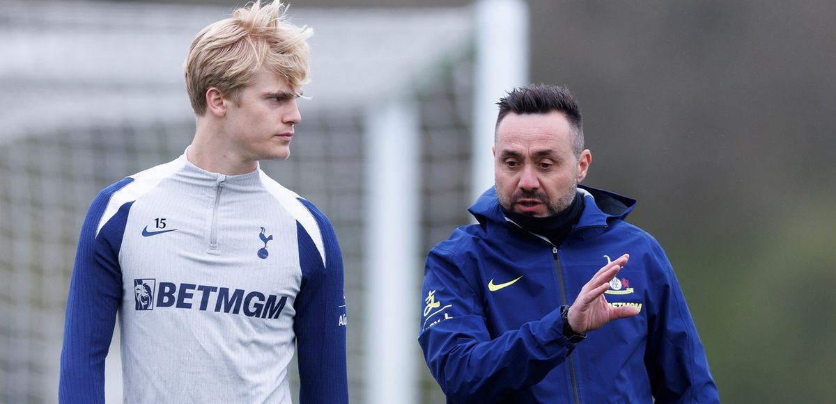 Roberto De Zerbi speaks to Lucas Bergvall ahead of his first training session as Tottenham Hotspur head coach