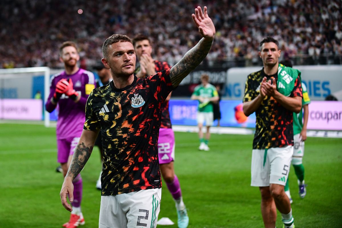 Kieran Trippier waves to Newcastle United fans