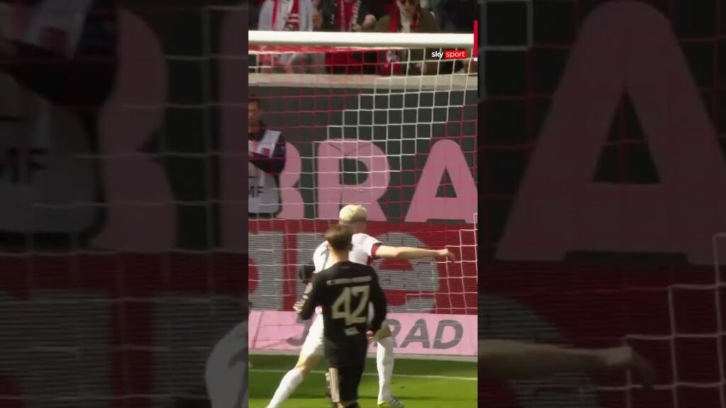 40-year old Manuel Neuer still got those lightning fast reflexes 🤯⚡️