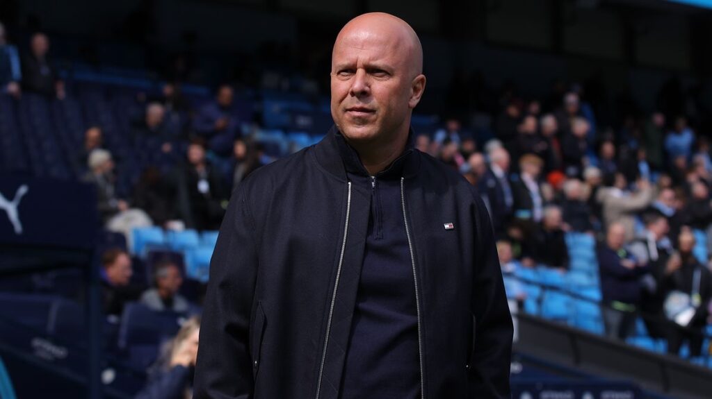 Liverpool fans hit out at Reds defender after he ‘gave up’ in Man City defeat Liverpool fans hit out at Reds defender after he 'gave up' in Man City defeat