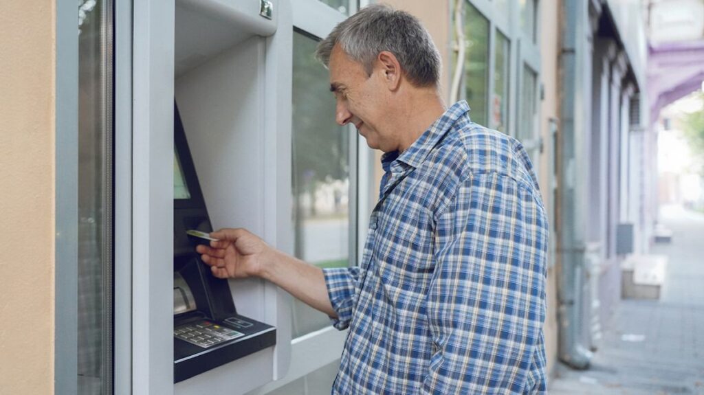 Leicestershire MP warns of counterfeit money in circulation after Nationwide visit