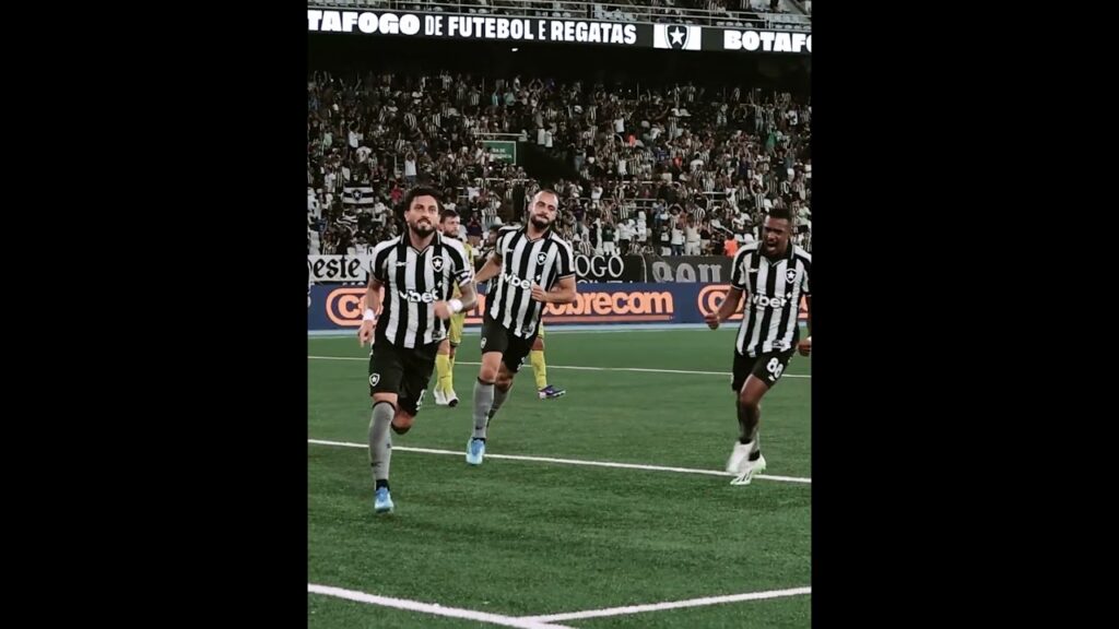 Quando ele beija a bola... esquece! #Gol #Telles #Botafogo #Futebol  #alextelles