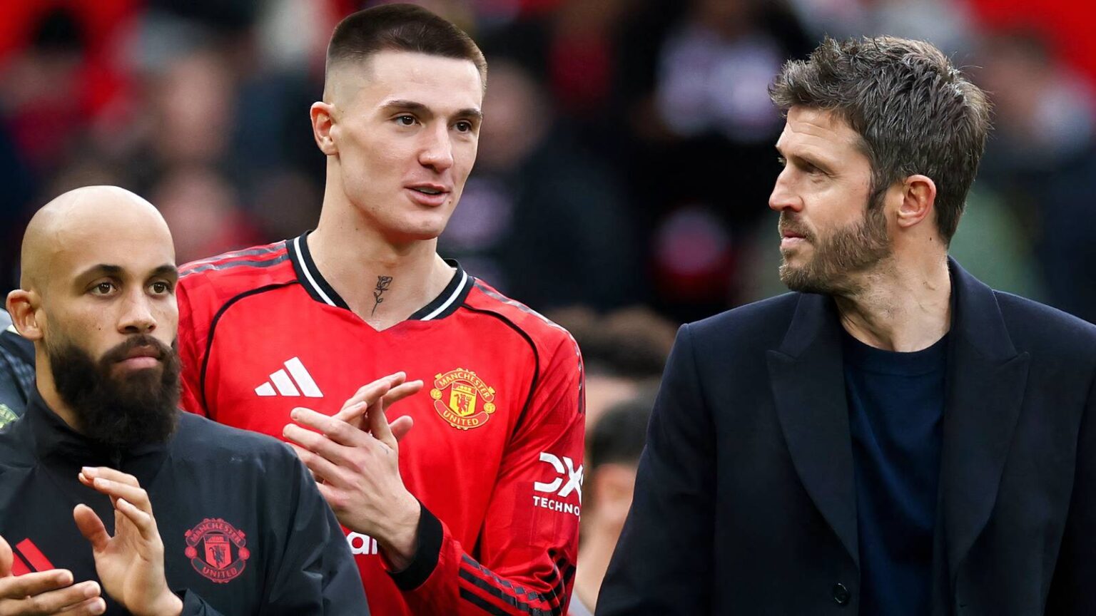 Man Utd hold talks to sign "one of the best strikers in the world"