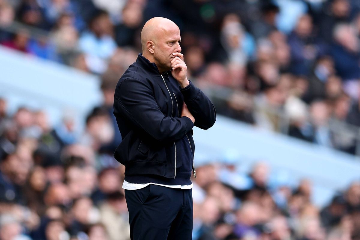 MANCHESTER, ENGLAND - APRIL 04: Arne Slot, Manager of Liverpool, looks dejected during the Emirates FA Cup Quarter Final match between Manchester City and Liverpool at Etihad Stadium on April 04, 2026 in Manchester, England. (Photo by Michael Regan/Getty Images)