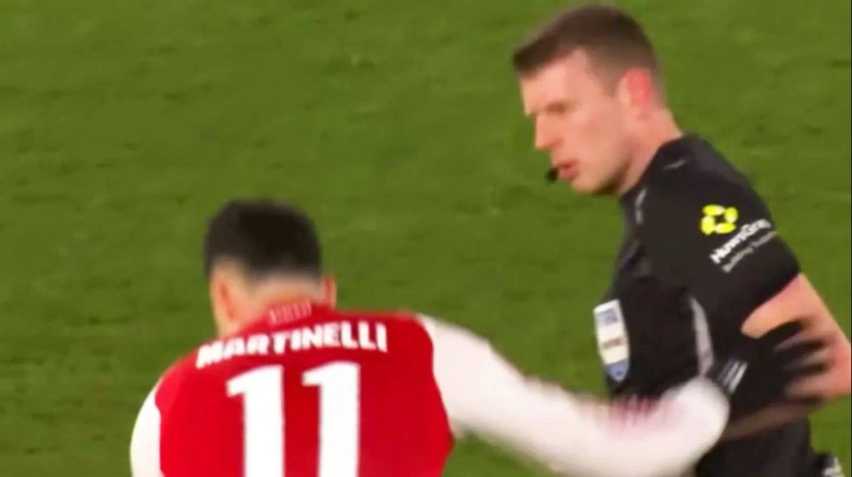 Arsenal star Gabriel Martinelli pushing referee Sam Barrott