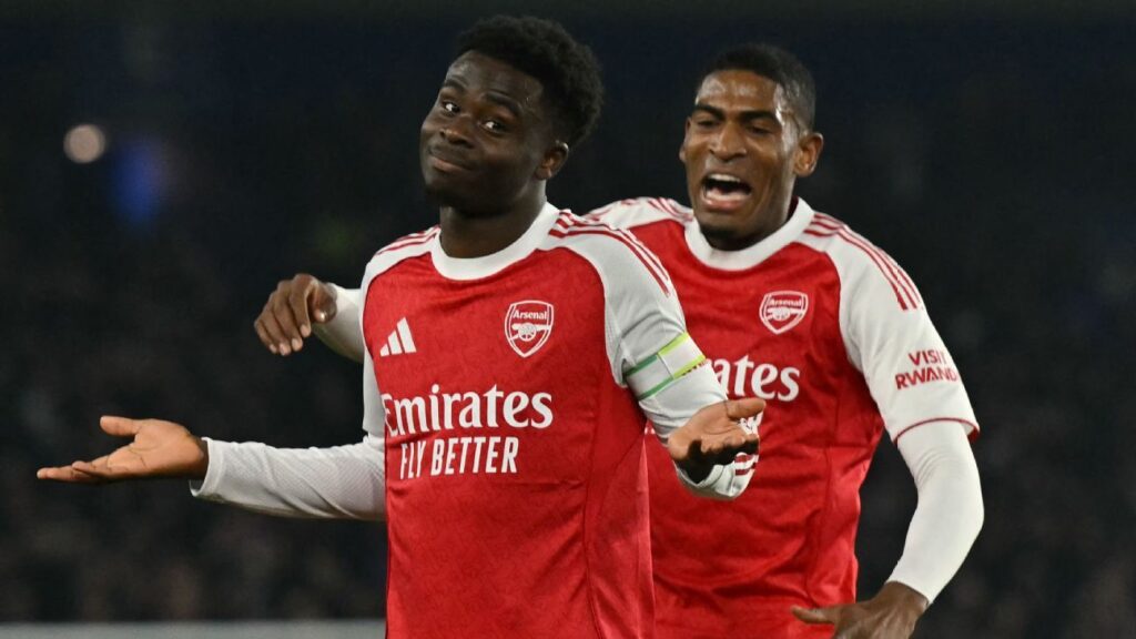 Premier League as it happened: Arsenal win, City drop points, more