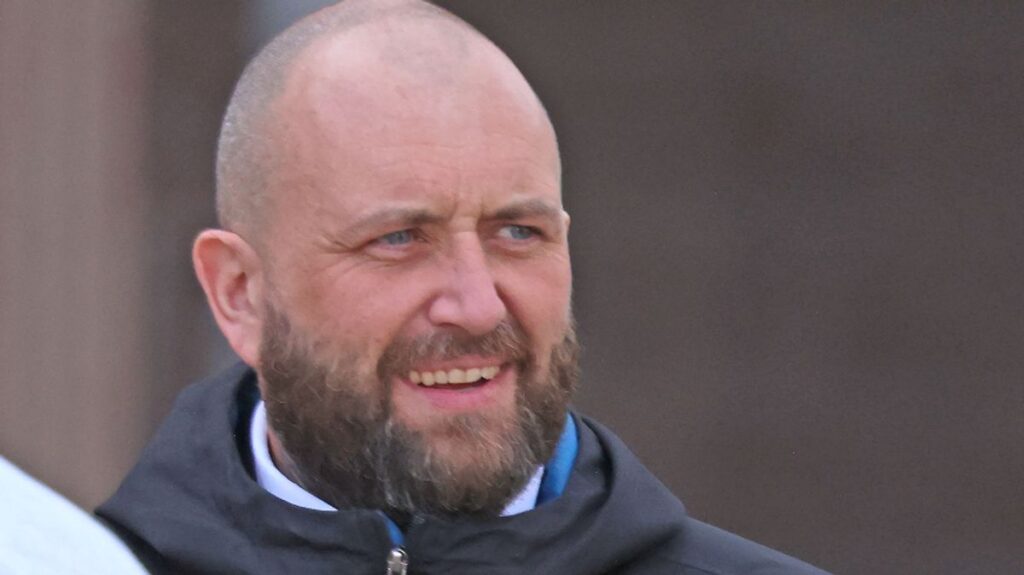 Thief armed himself with a sledgehammer after biting man in pub fight