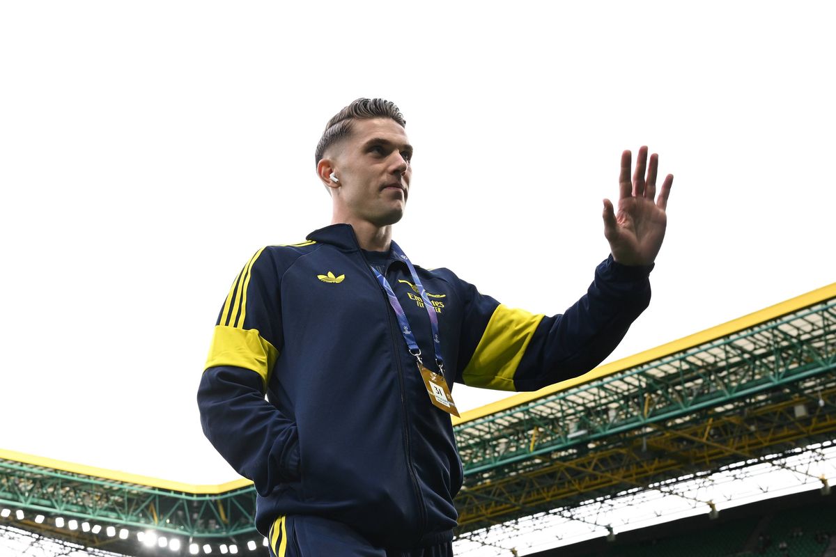 LISBON, PORTUGAL - APRIL 07: Viktor Gyoekeres of Arsenal acknowledges the fans as he inspects the pitch prior to the UEFA Champions League 2025/26 Quarter-Final First Leg match between Sporting Clube de Portugal and Arsenal FC at Estadio Jose Alvalade on April 07, 2026 in Lisbon, Portugal. (Photo by David Price/Arsenal FC via Getty Images)