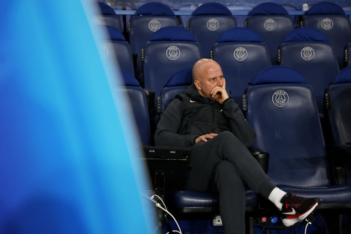 Arne Slot, head coach of Liverpool, in the dugout at the Parc des Princes.