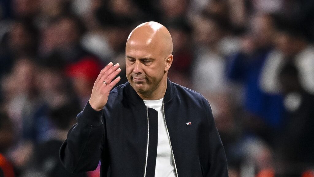 Arne Slot move smacked of desperation as Liverpool fans make feelings clear after final decision