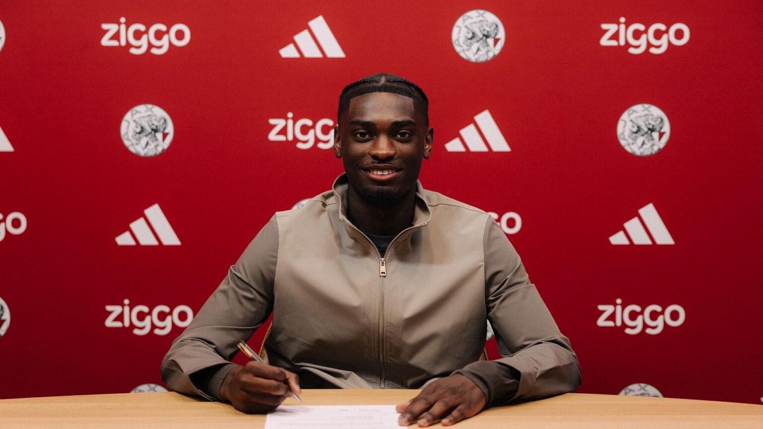 Officieel: Jorthy Mokio verlengt contract bij Ajax tot 2031