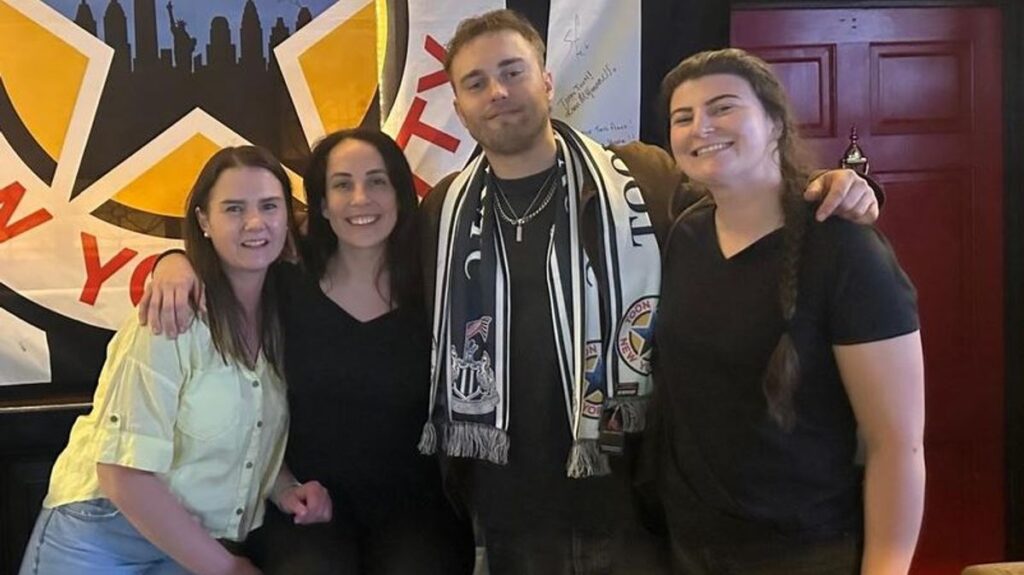 Sam Fender follows in footsteps of United legends with surprise visit to Newcastle pub in New York