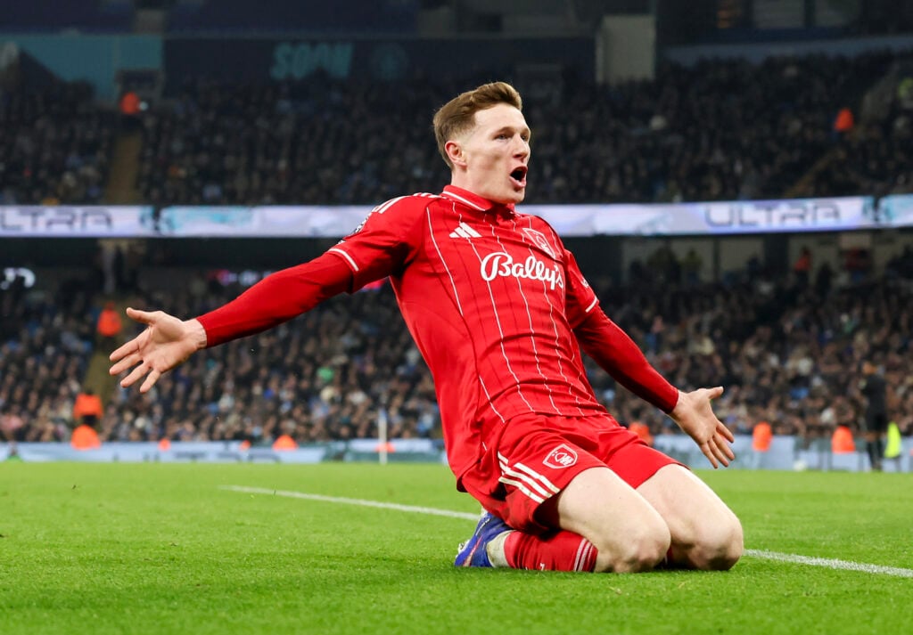 Elliot Anderson knee slide for Nottingham Forest.