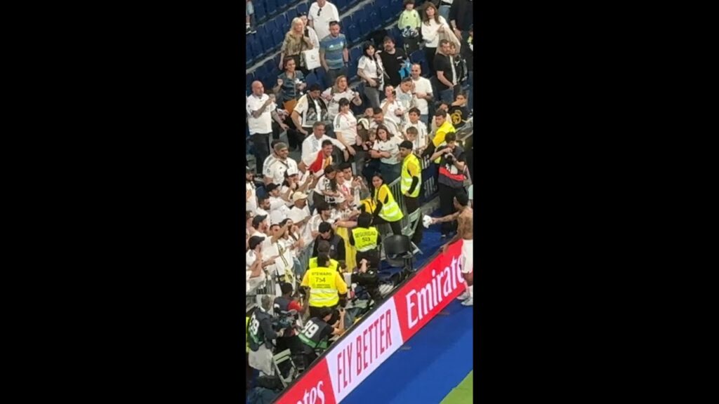 El DETALLE DE ÉDER MILITAO con la grada del SANTIAGO BERNABÉU tras PERDER vs. GIRONA