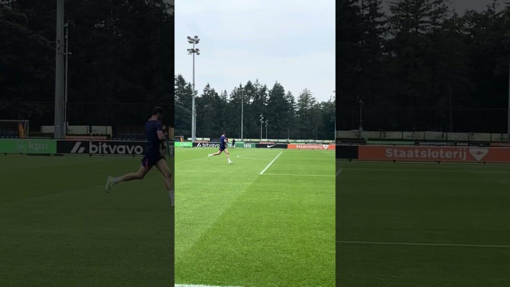 Wout Weghorst = Inzet + mentaliteit! Wie haalt 'em van het trainingsveld? 😅 #ajax #weghorst