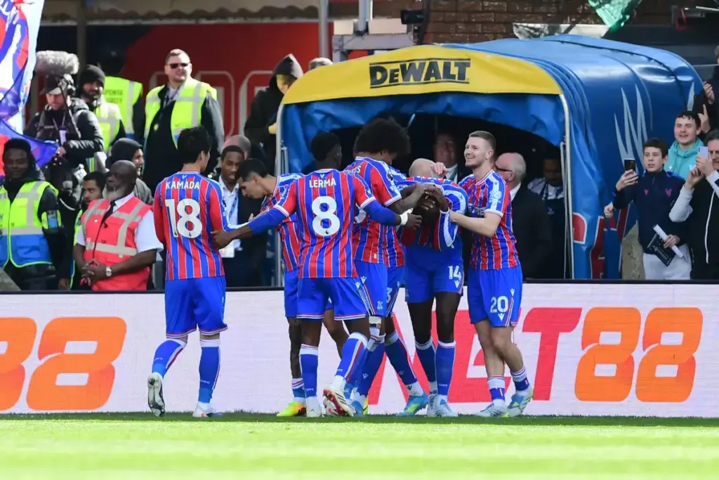 Crystal Palace: Ex-Premier League referee on Newcastle penalty decision - 'Doesn't need to do that'