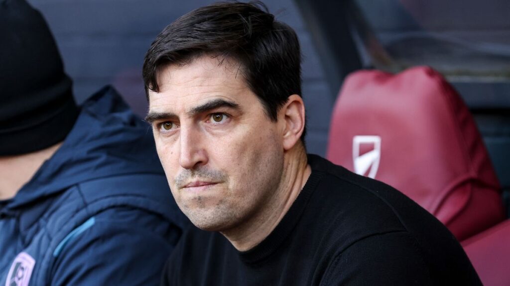 Man United on red alert as second managerial target quits Premier League club