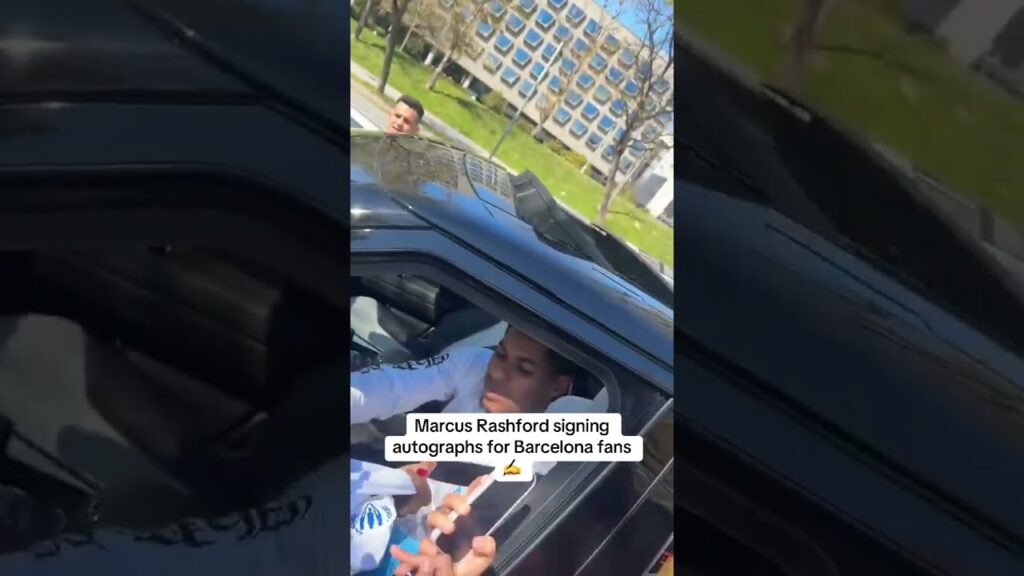 Marcus Rashford signing autographs for Barcelona fans ✍️