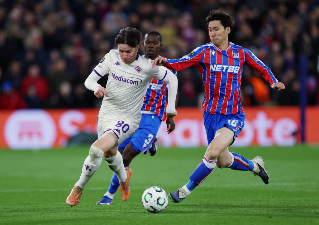 LONDON, ENGLAND - APRIL 09: Giovanni Fabbian of ACF Fiorentina is challenged by Daichi Kamada of Crystal Palace during the UEFA Conference League 2025/26 Quarter-Final Leg One match between Crystal Palace FC and ACF Fiorentina at Selhurst Park on April 09, 2026 in London, England. (Photo by Eddie Keogh/Getty Images)