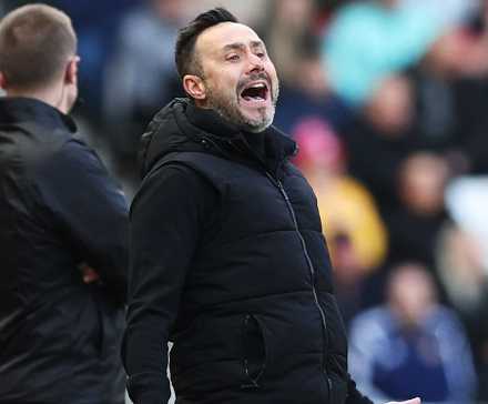 Tottenham Hotspur manager Roberto De Zerbi reacts during the match