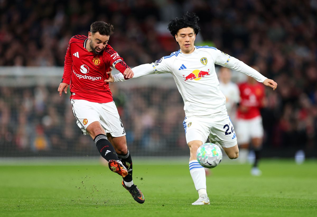 Bruno Fernandes of Manchester United shoots while under pressure from Ao Tanaka of Leeds United