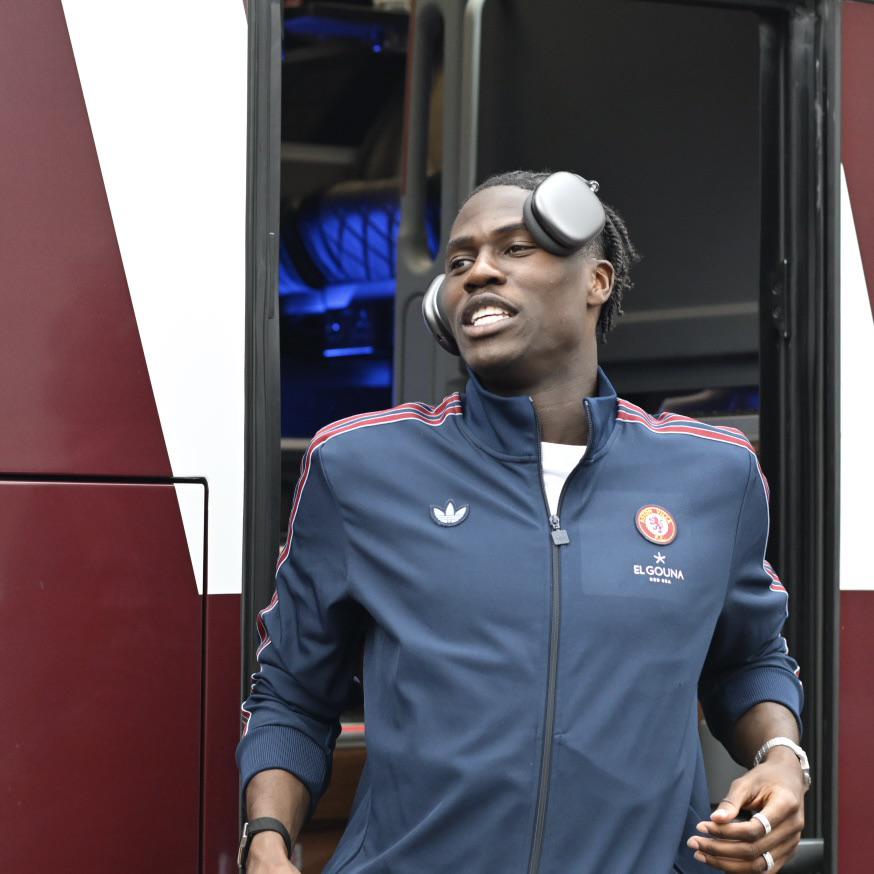 Papped Onana coming off the bus.