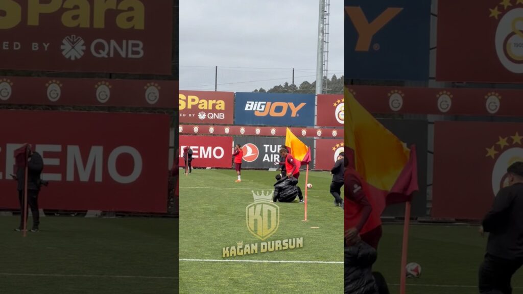 Sahaya giren taraftar Noa Lang’ı az daha sakatlıyordu 😅