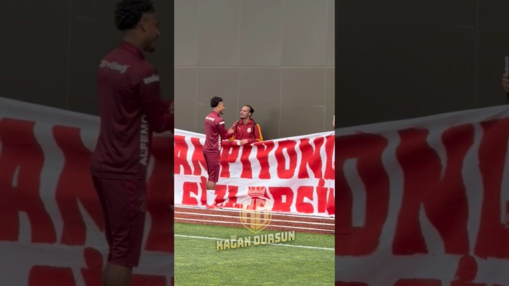 📹 Ismail Jakobs, kankası Leroy Sane’ye benzetilen taraftarla idman sonrası sohbet etti 😁