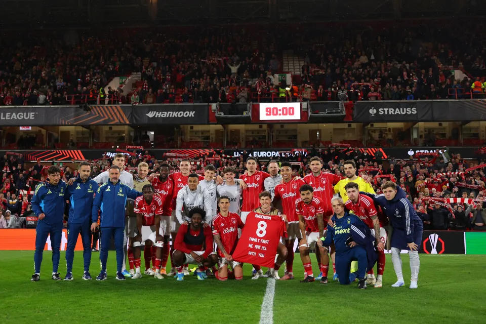Players and staff of Nottingham Forest poses for a photograph while displaying a shirt in memory of teammate Elliot Anderson’s mother following the UEFA Europa League 2025/26 Quarter-Final Leg Two match between Nottingham Forest FC and FC Porto