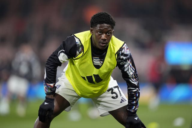 Kobbie Mainoo warms up ahead of Manchester United's game at Bournemouth
