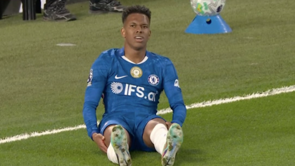 Chelsea star Estevao forced off vs Man Utd with injury that could end his season