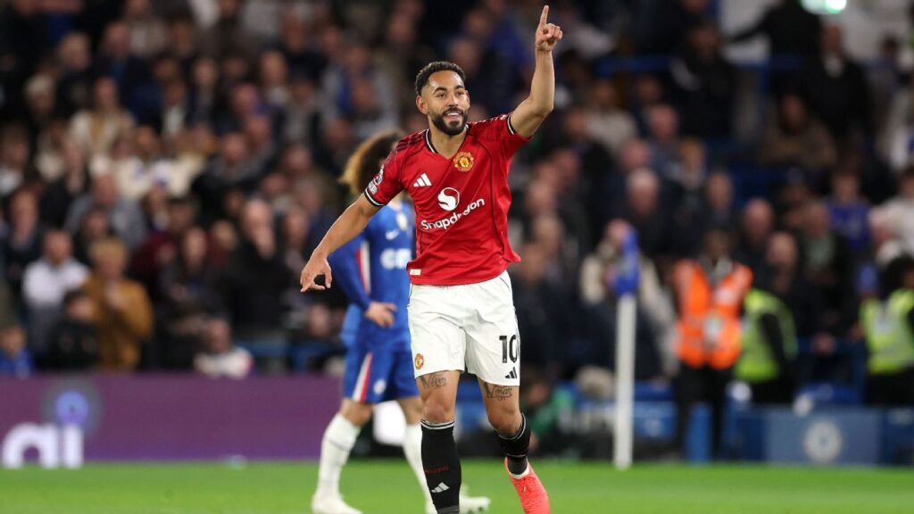 Premier League recap: Man United beat Chelsea, Spurs let lead slip