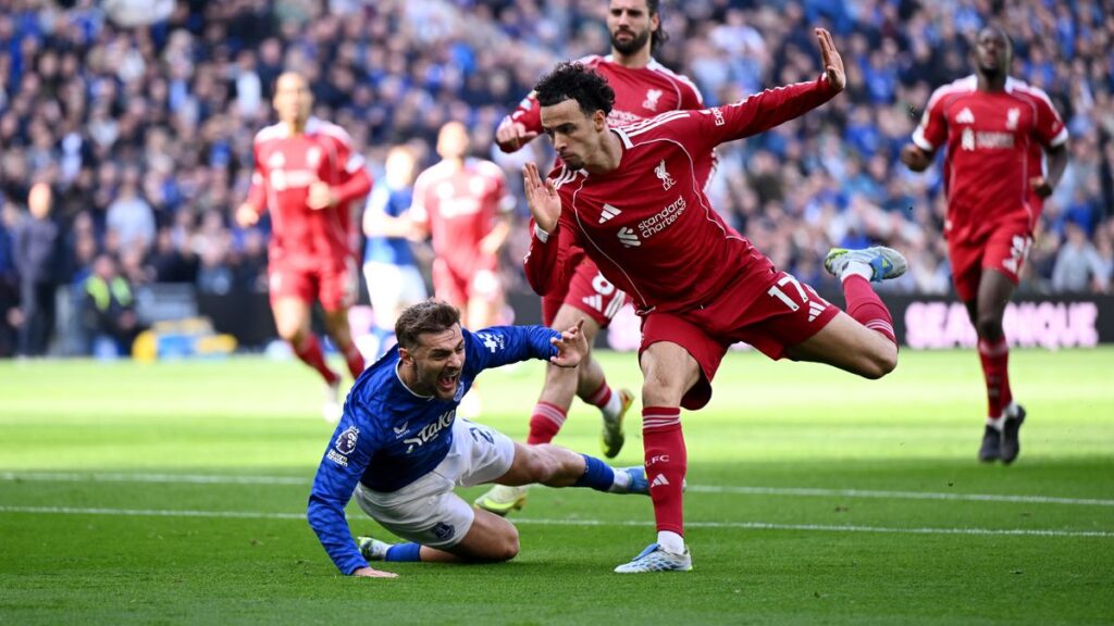 Chris Sutton in no doubt about Everton penalty decision after David Moyes complaints