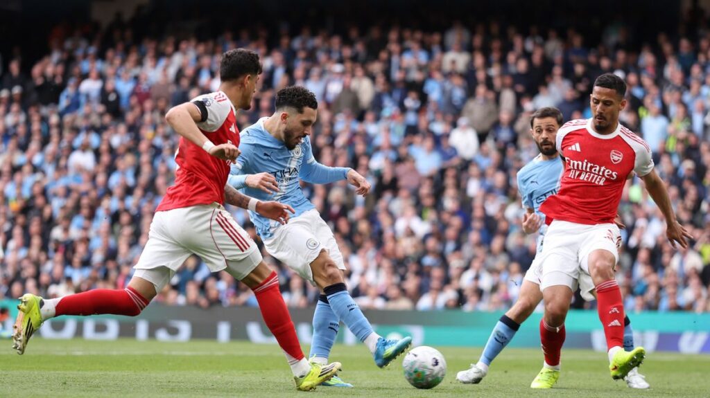 Gary Neville rages at 'stupid' Arsenal decision during Man City clash before VAR verdict given