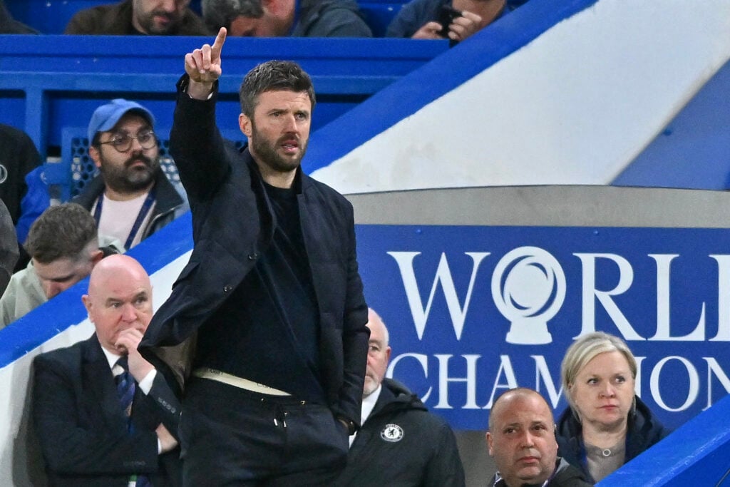 Head coach Michael Carrick of Manchester United gestures during the Premier League match between Chelsea and Manchester United at Stamford Bridge on April 18, 2026