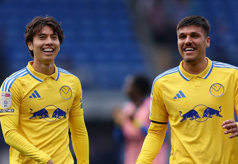 Leeds United pair Ao Tanaka and Joel Piroe smile