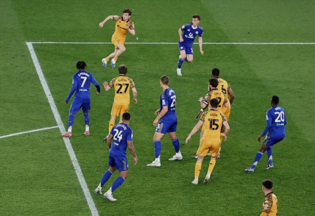 Dez anos após título da Premier League, Leicester é rebaixado para a terceira divisão da Inglaterra