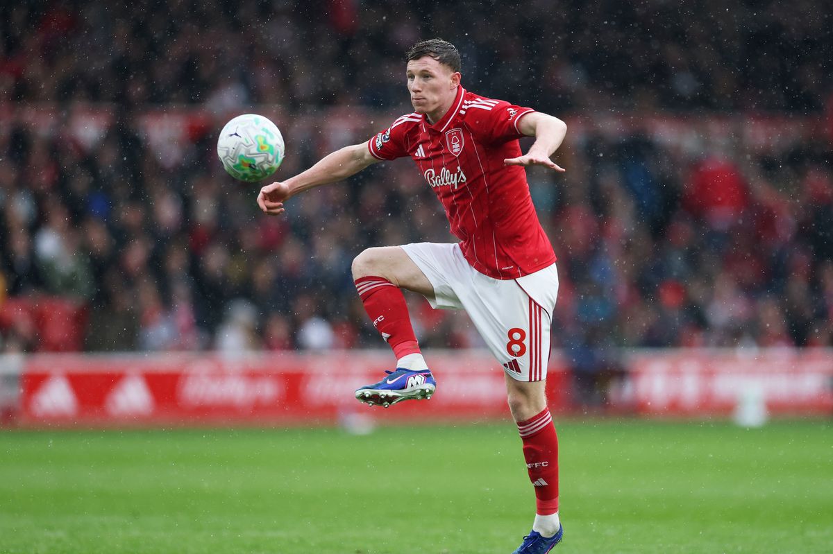 Elliot Anderson in action for Nottingham Forest 