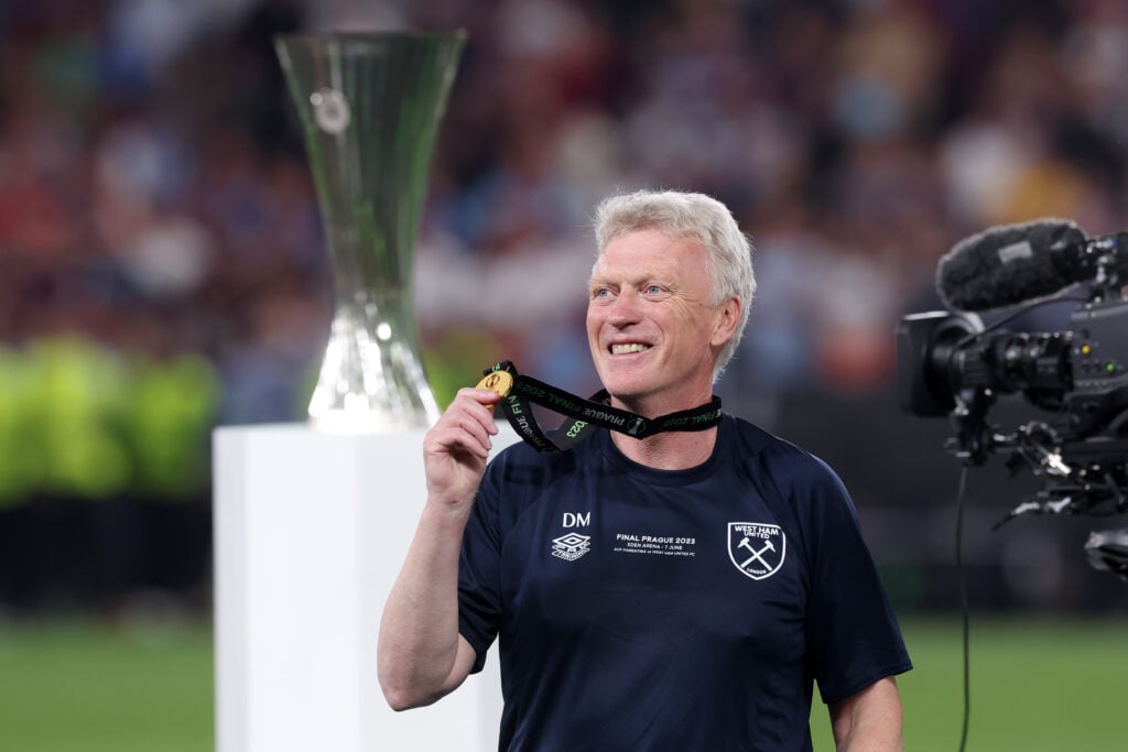 David Moyes, Manager of West Ham United, celebrates with their winners medal after the team's victory during the UEFA Europa Conference League 2022/23 final match between ACF Fiorentina and West Ham United FC at Eden Arena
