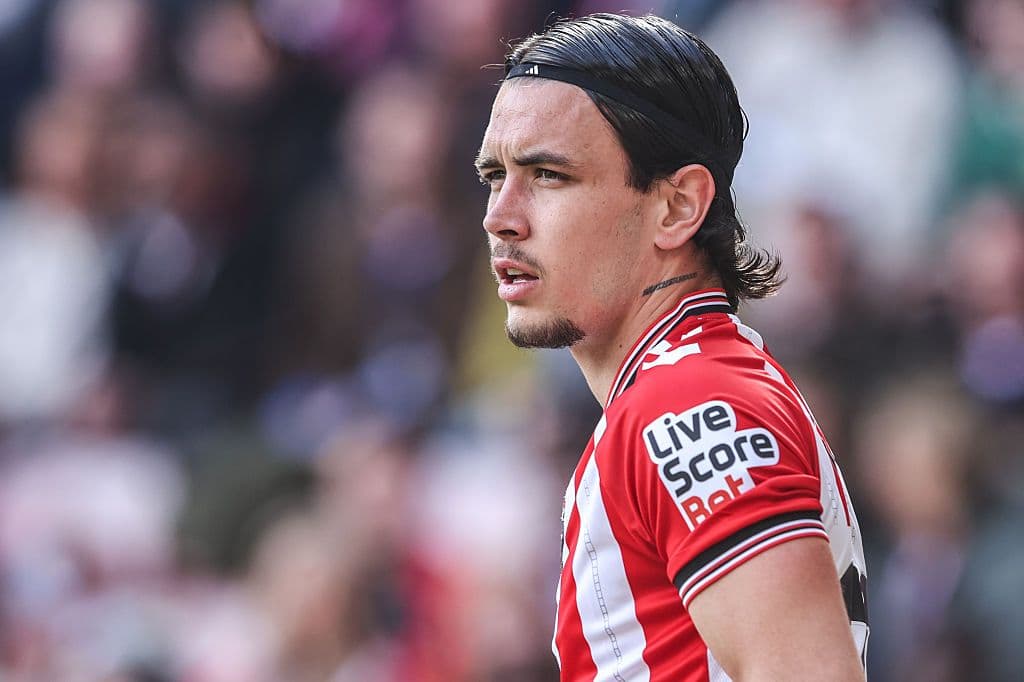 Liverpool and Aston Villa Lock Horns for Sunderland’s Enzo Le Fée in £35m Transfer Battle