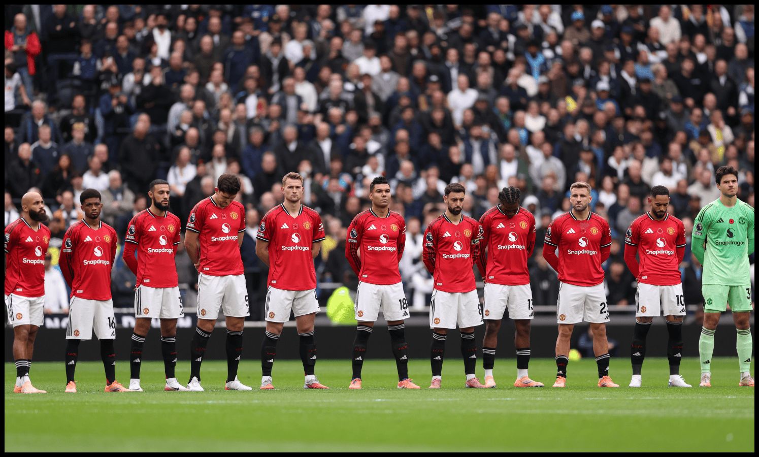 LONDON, ENGLAND - NOVEMBER 08: The players of Manchester United pause for a minutes silence in honour of Remembrance Day prior to the Premier League match between Tottenham Hotspur and Manchester United at the Tottenham Hotspur Stadium on November 08, 2025 in London, England.