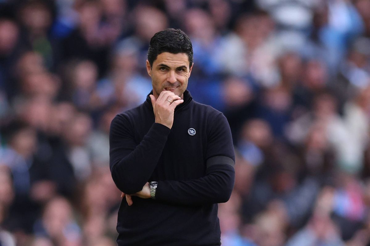 Mikel Arteta gestures