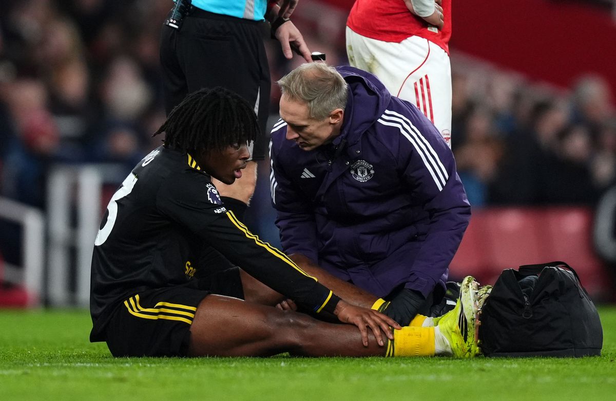 Manchester United's Patrick Dorgu receives treatment for an injury during the Premier League match at the Emirates Stadium. 