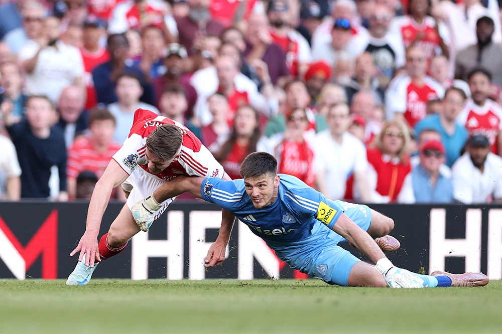Nick Pope of Newcastle United fouls Viktor Gyoekeres of Arsenal during the Premier League match between Arsenal and Newcastle United at Emirates Stadium on April 25, 2026 in London, England. (Photo by Richard Heathcote/Getty Images)