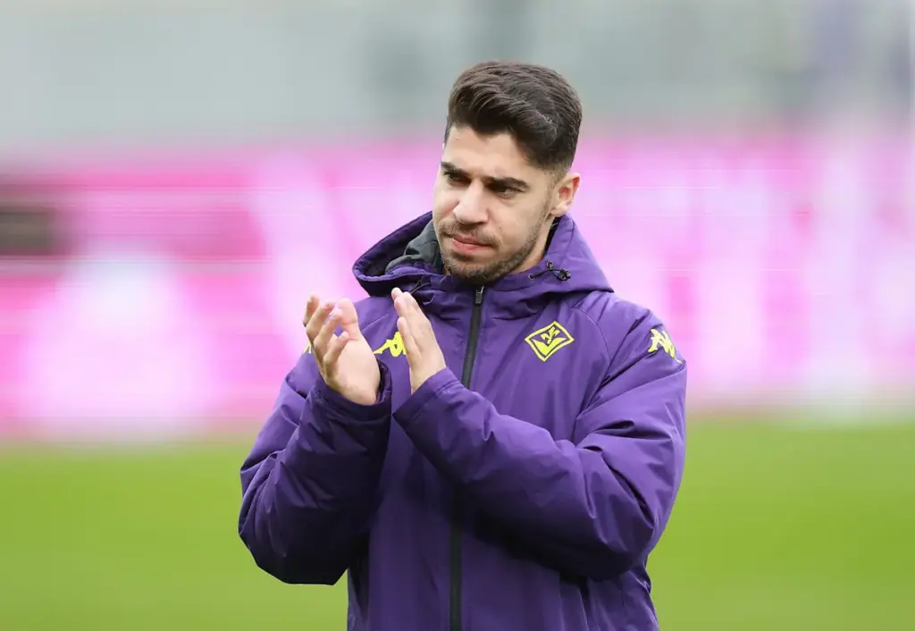 Manor Solomon claps the Fiorentina fans at the end of a game
