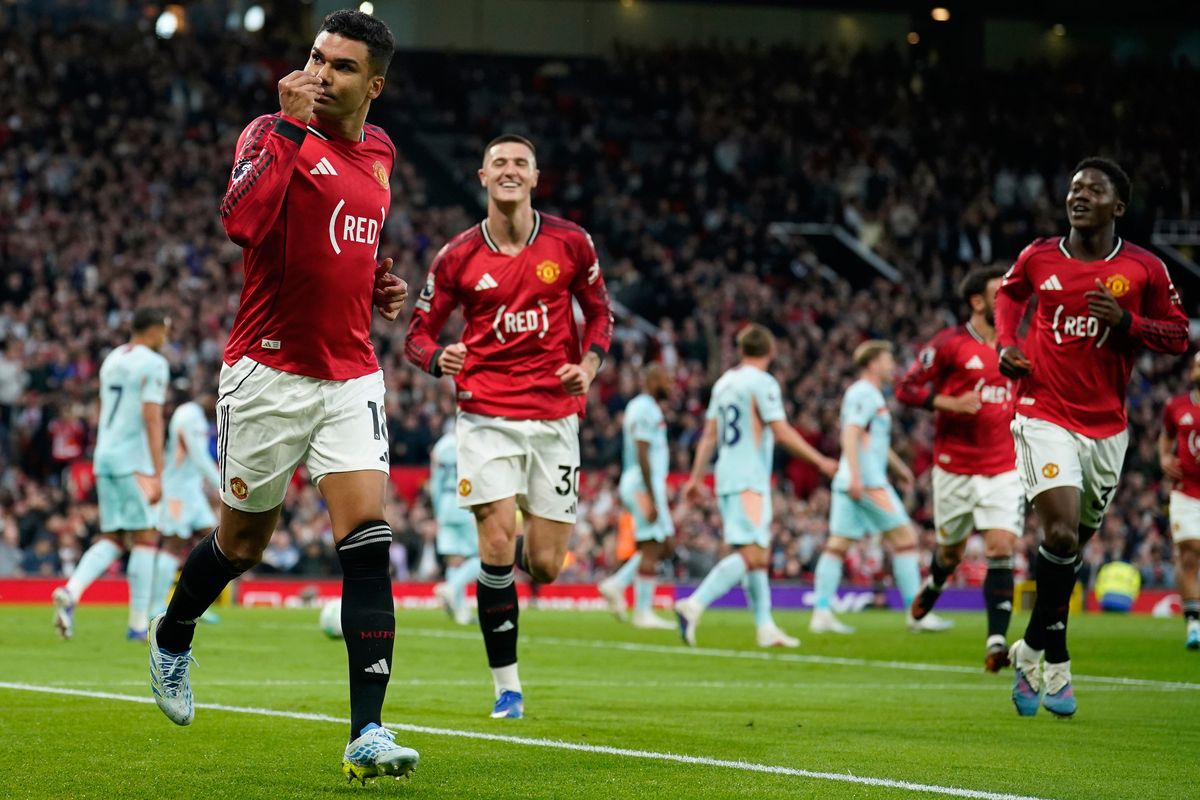Manchester United's Casemiro celebrates with his team-mates after scoring against Brentford