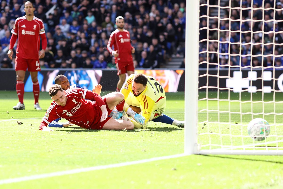 Giorgi Mamardashvili collides with Andy Robertson and Beto