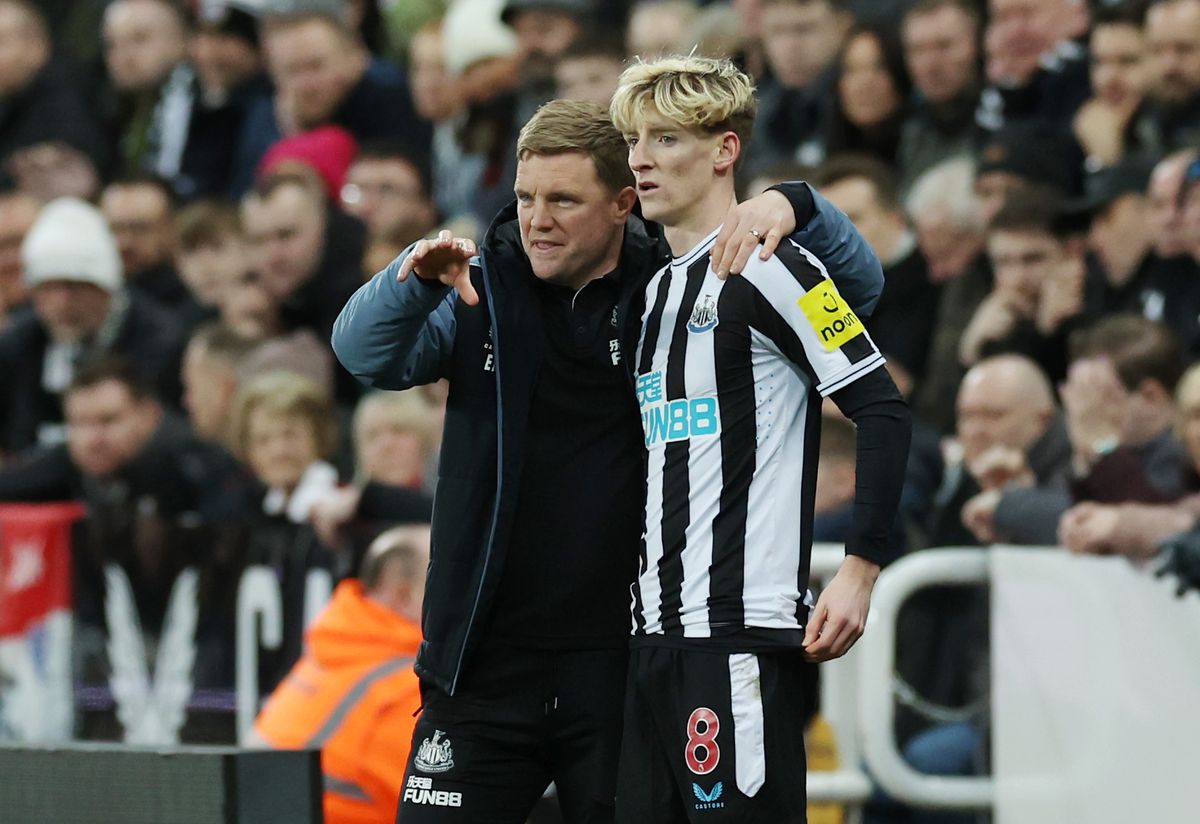 NEWCASTLE UPON TYNE, ENGLAND - FEBRUARY 04: Eddie Howe, Manager of Newcastle United, interacts with Anthony Gordon of Newcastle United during the Premier League match between Newcastle United and West Ham United at St. James Park on February 04, 2023 in Newcastle upon Tyne, England