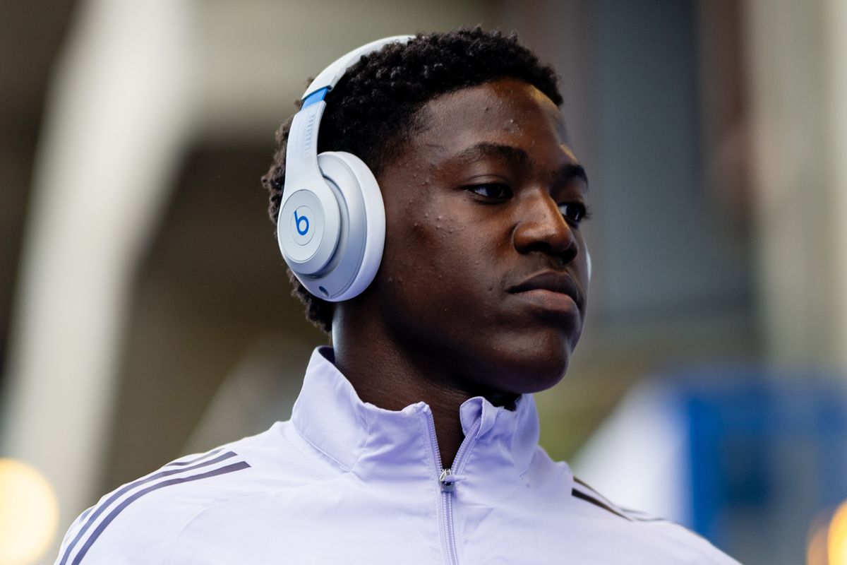 Kobbie Mainoo of Manchester United arrives ahead of the Premier League match between Chelsea and Manchester United at Stamford Bridge